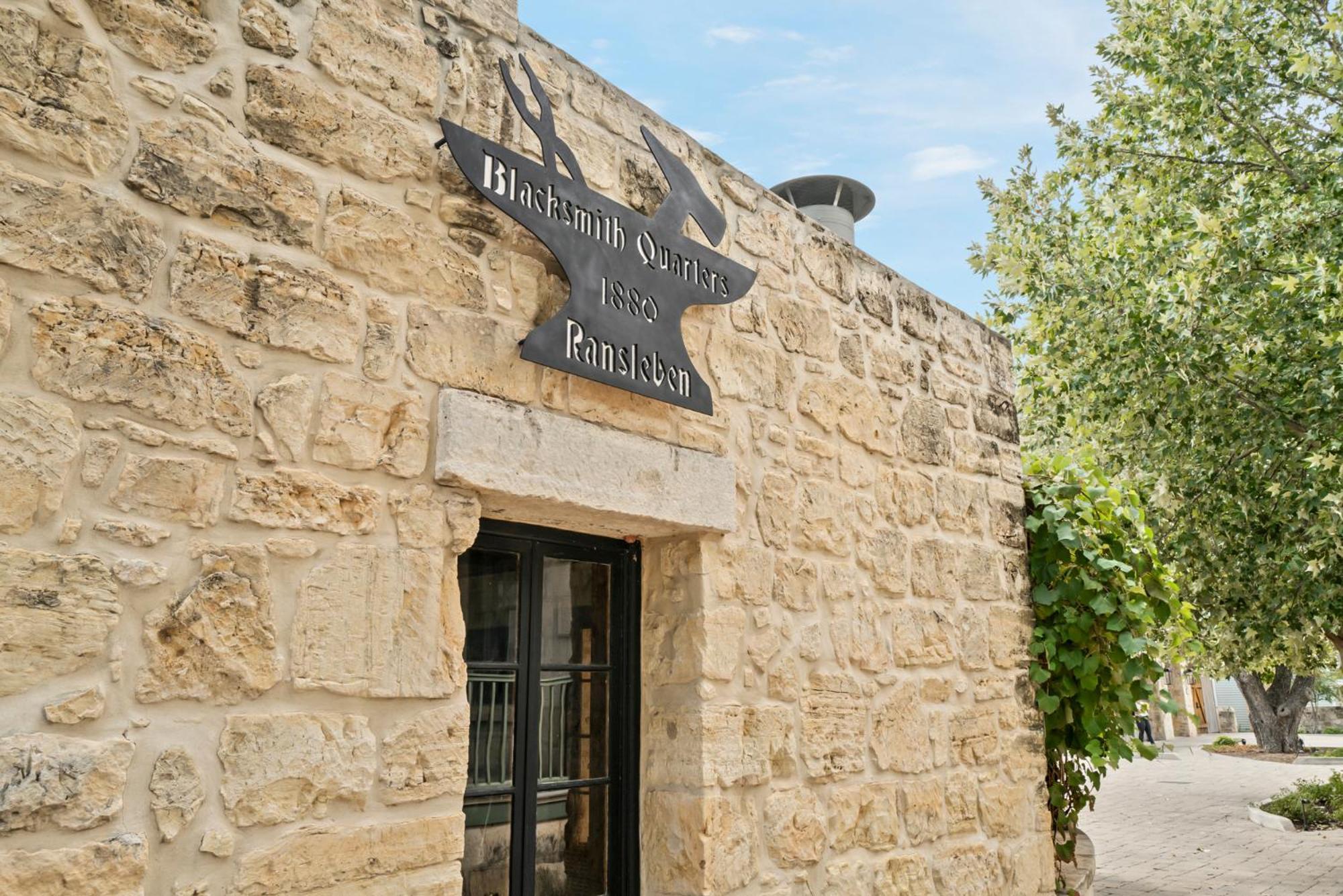 Blacksmith Quarters Fredericksburg Exterior photo